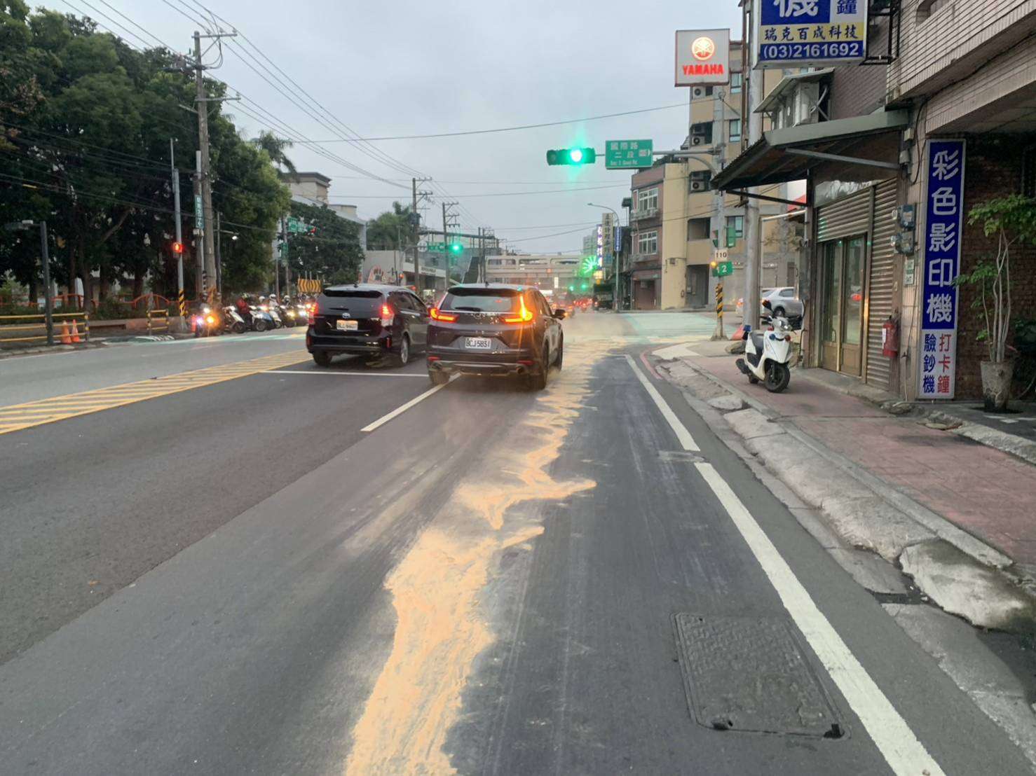 路面一片油漬恐釀行車危險 桃警鋪木屑協助排除 1722044
