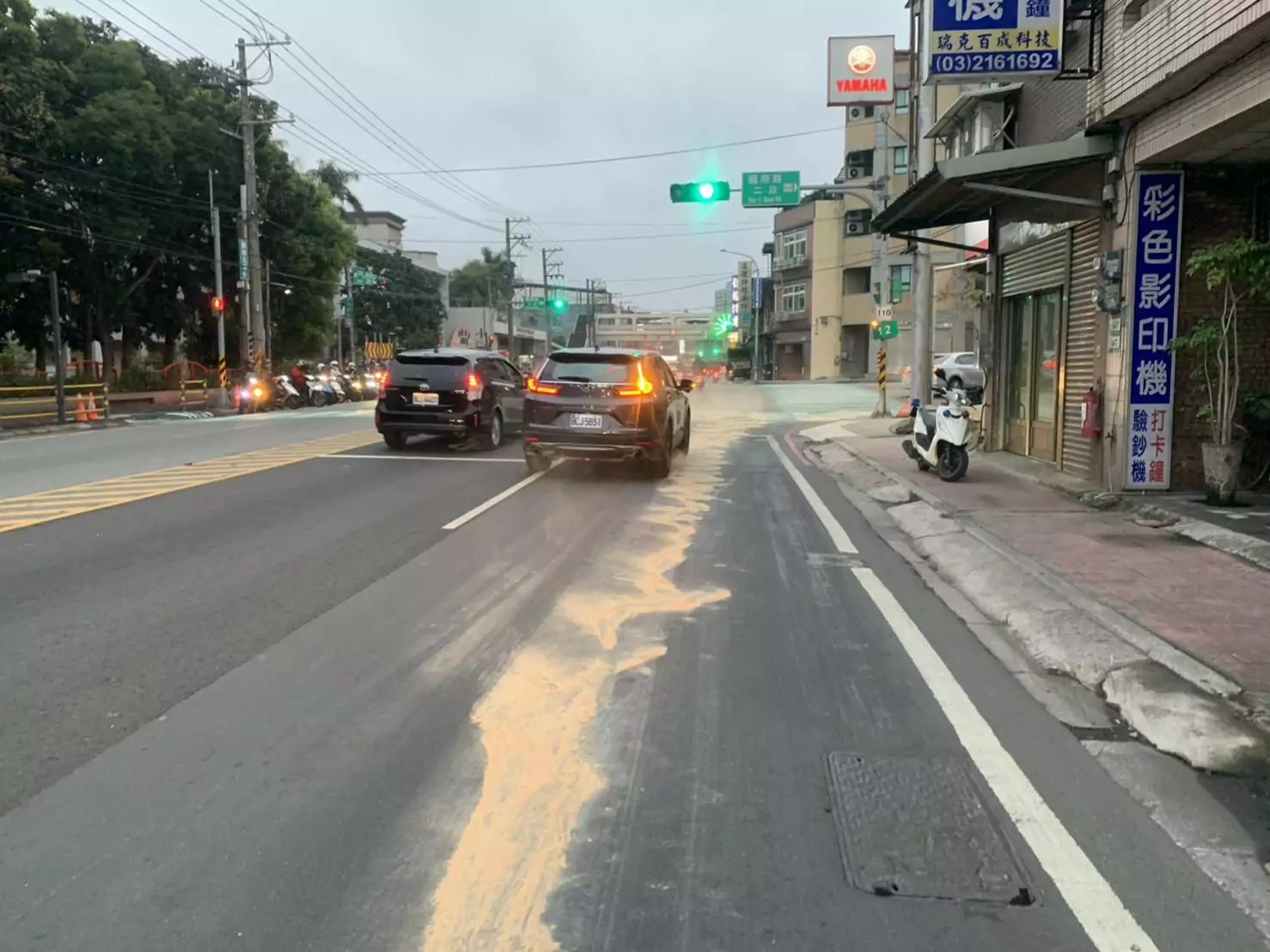 路面一片油漬恐釀行車危險 桃警鋪木屑協助排除 路面一片油漬恐釀行車危險 桃警鋪木屑協助排除