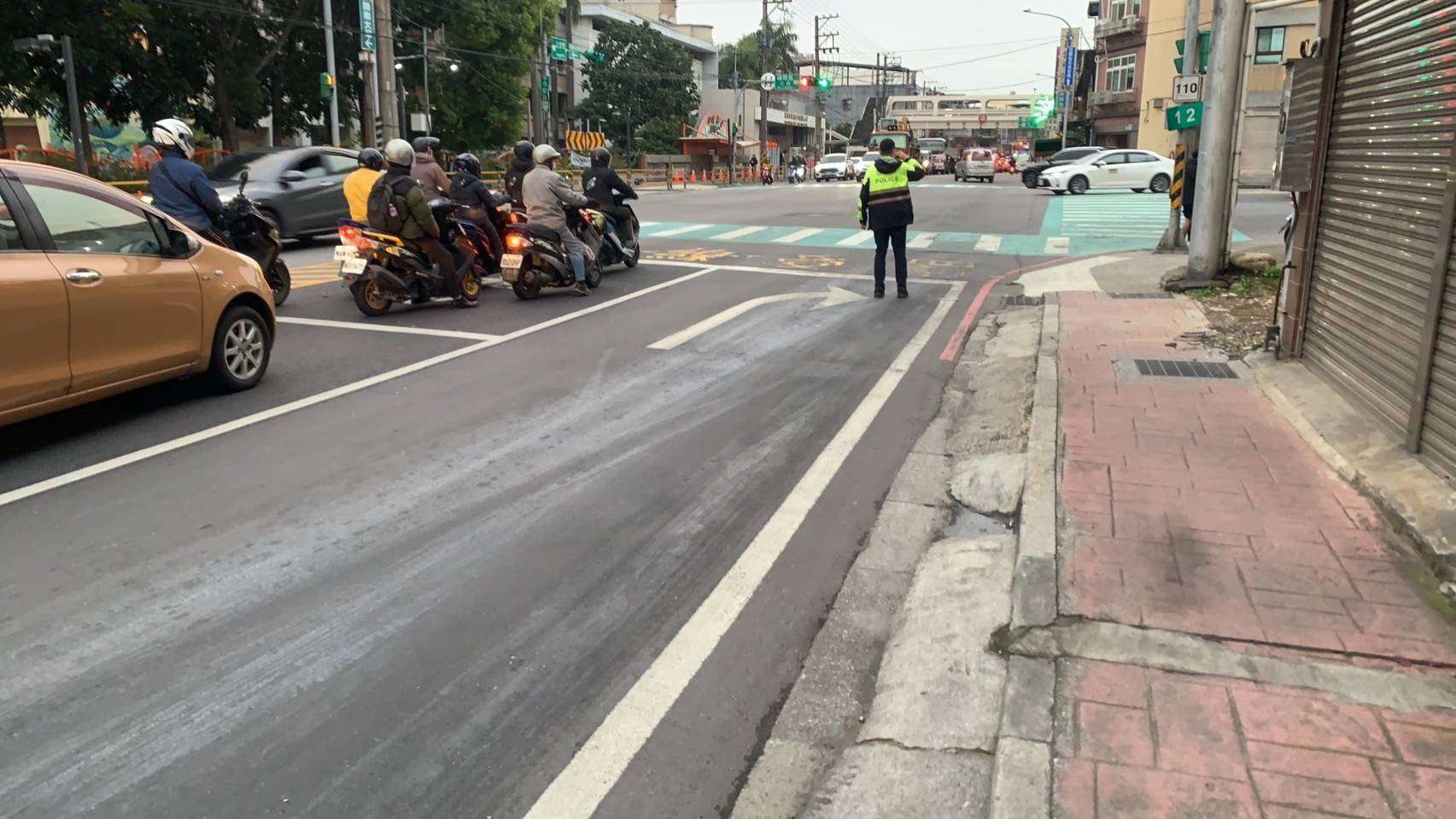 路面一片油漬恐釀行車危險 桃警鋪木屑協助排除 1722047