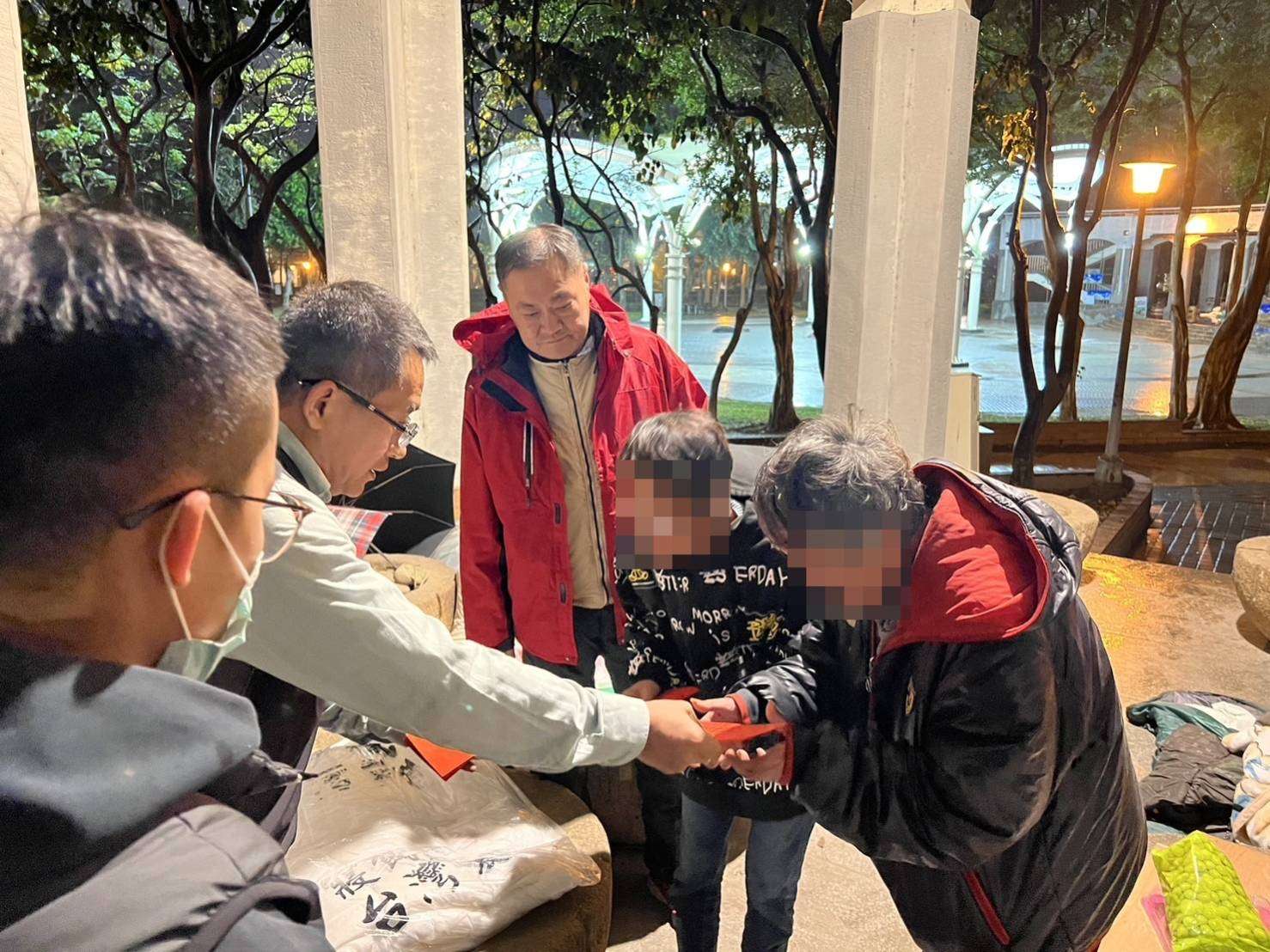 桃警寒天送暖關懷街友 贈紅包、物資祝安心過年 1722667 0