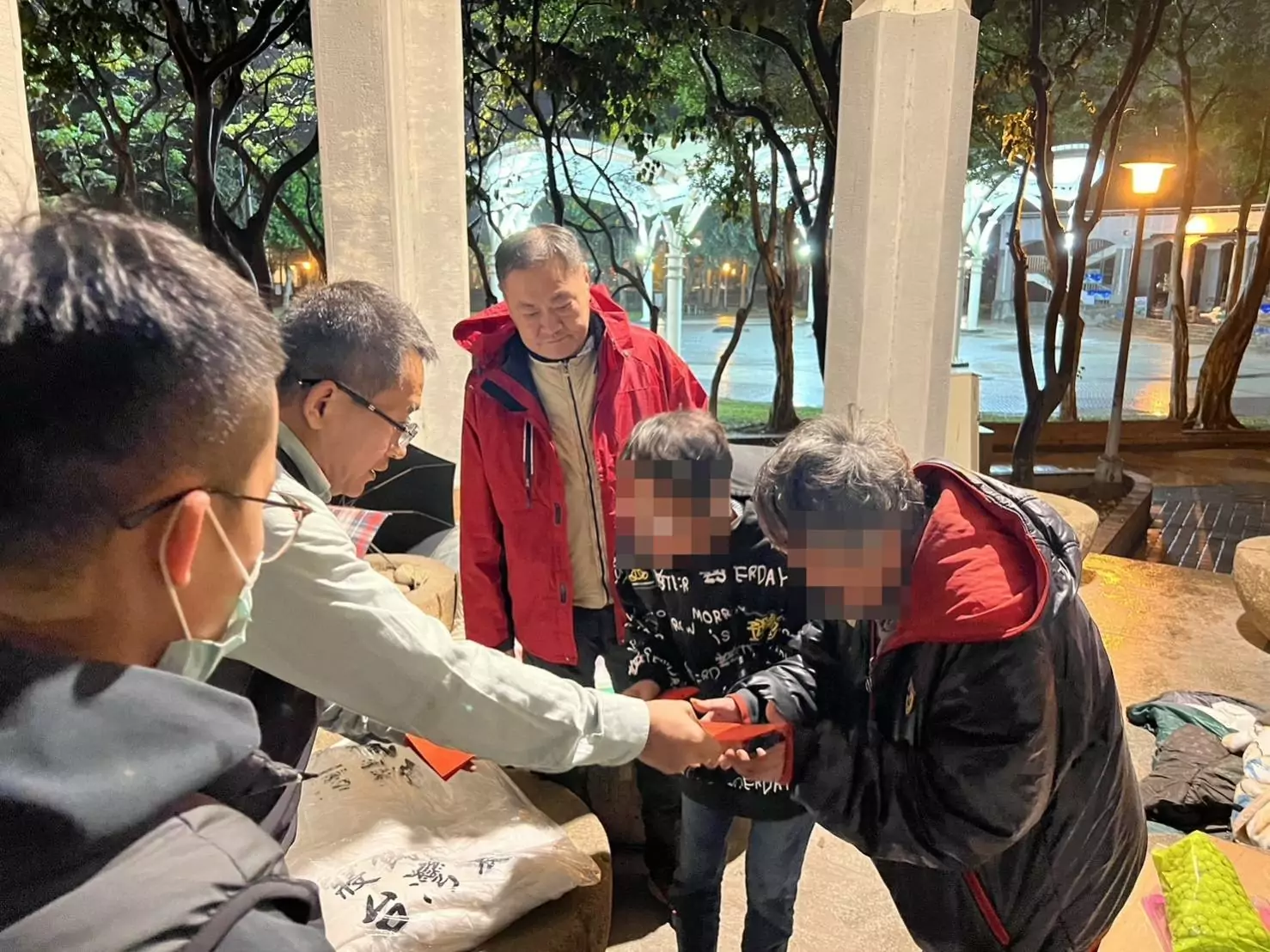 桃警寒天送暖關懷街友 贈紅包、物資祝安心過年 桃警寒天送暖關懷街友 贈紅包、物資祝安心過年