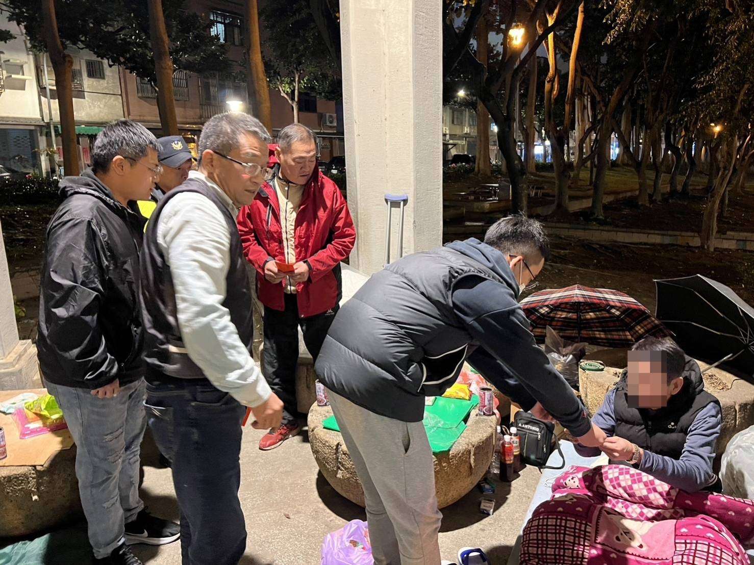 桃警寒天送暖關懷街友 贈紅包、物資祝安心過年 1722668 0