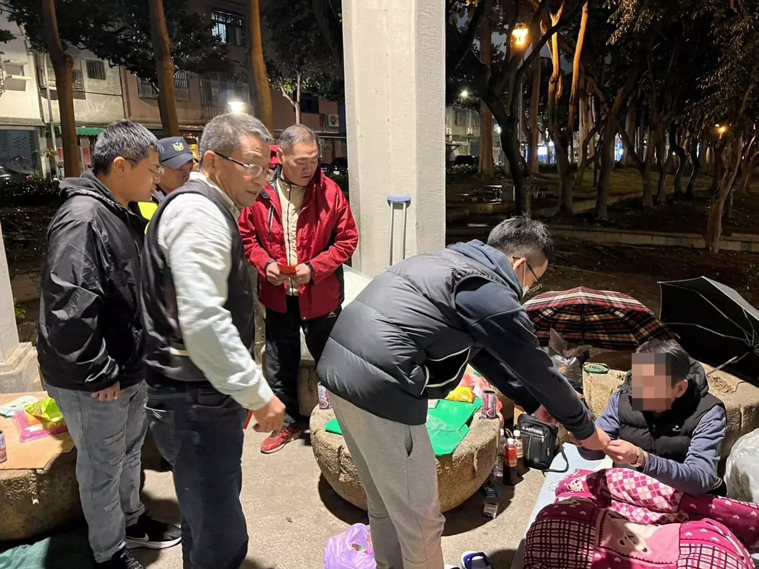 桃警寒天送暖關懷街友 贈紅包、物資祝安心過年 1722668 0