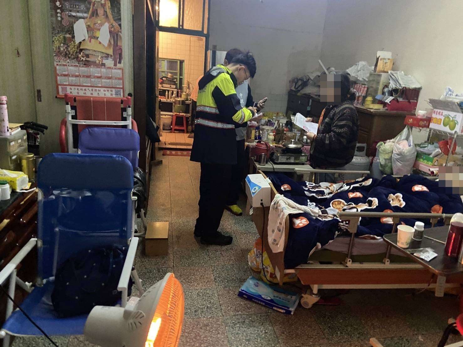 桃警寒天送暖關懷街友 贈紅包、物資祝安心過年 1722695 0