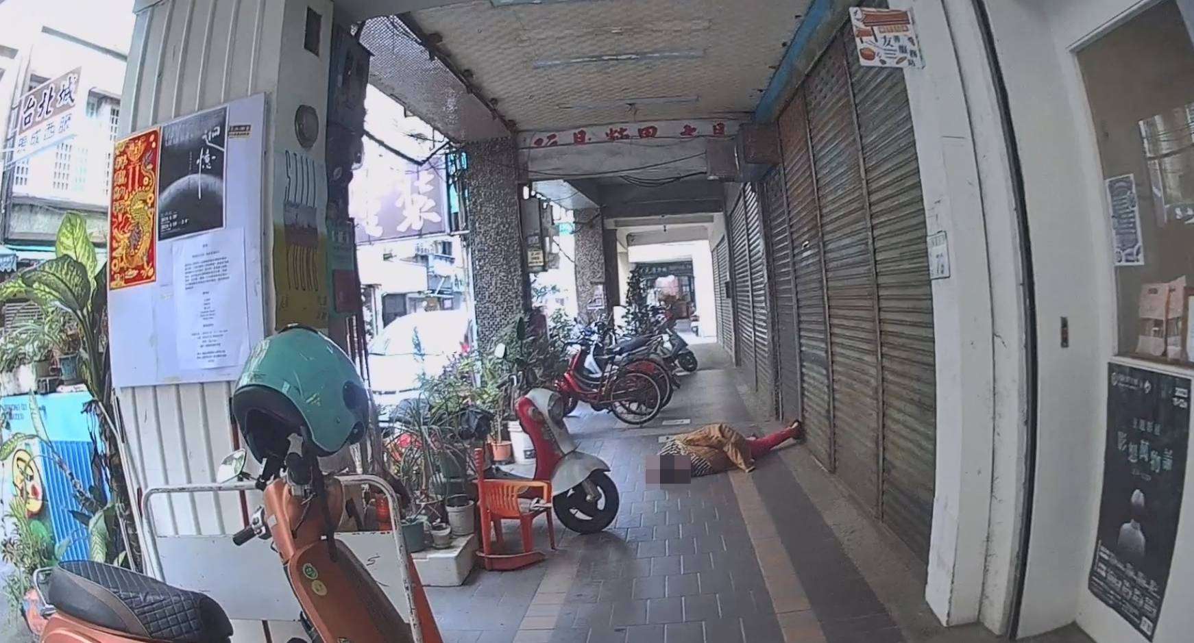 7旬婦白天喝醉躺騎樓 桃警護送返家 1730128 0