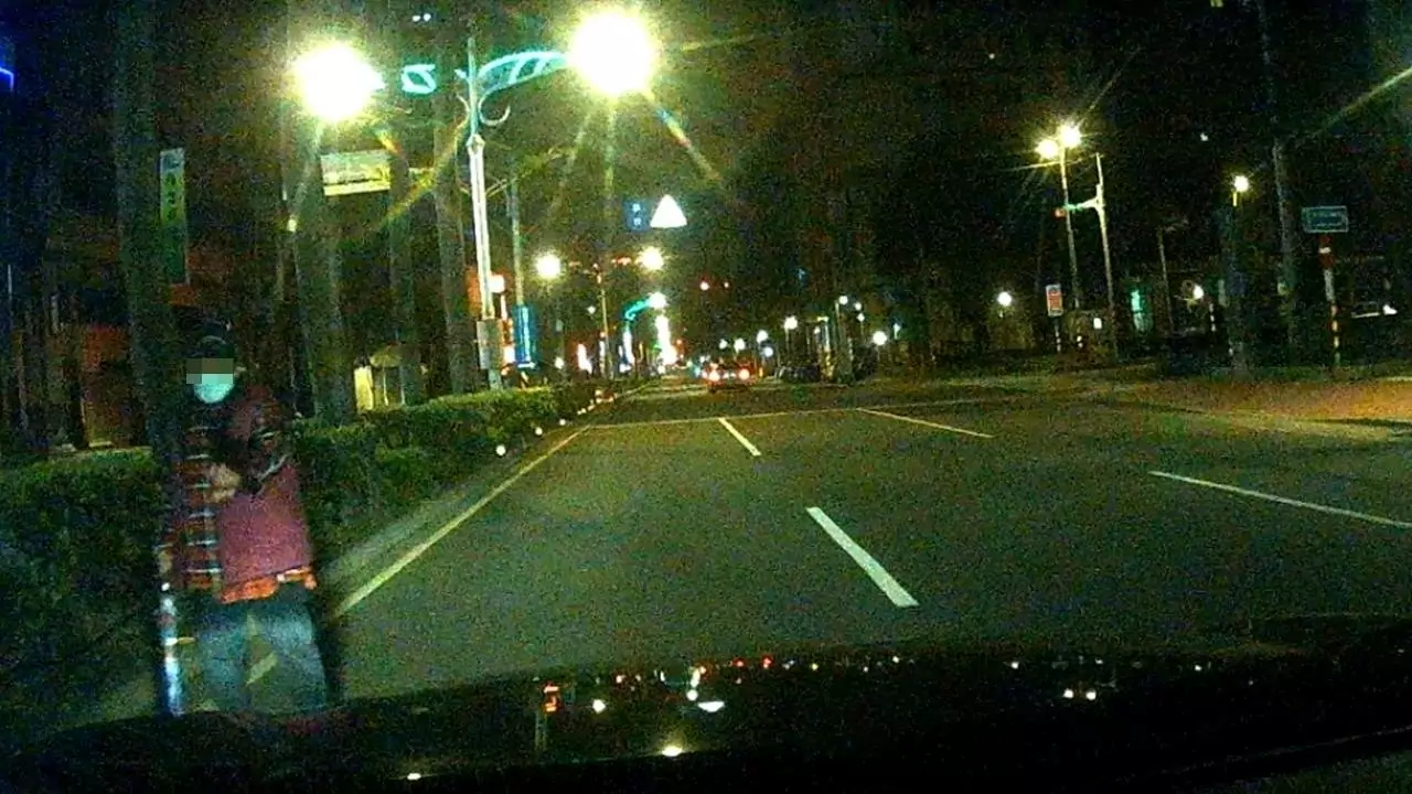 失智婦深夜跨分隔島險象環生 警說「通關密語」護送返家 失智婦深夜跨分隔島險象環生 警說「通關密語」護送返家