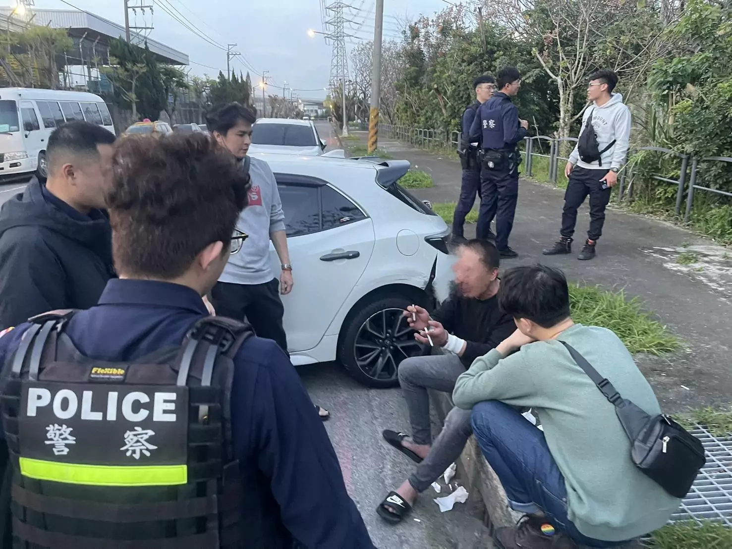 【有片】通緝男拒捕衝撞車逃逸 警網包抄破窗逮人 【有片】通緝男拒捕衝撞車逃逸 警網包抄破窗逮人
