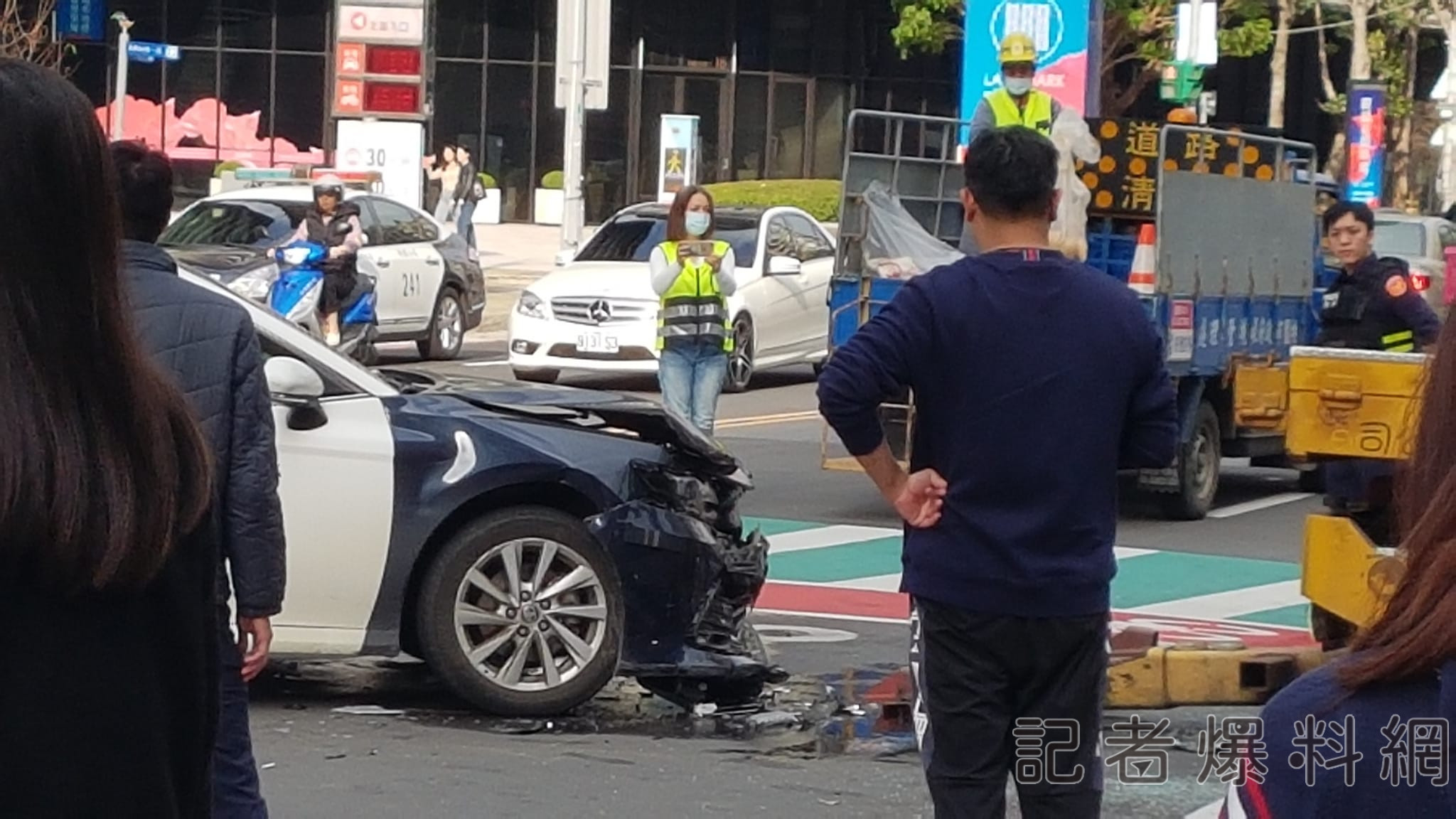 【有片】桃園藝文特區警匪追逐戰!通緝犯拒檢逃竄撞傷員警