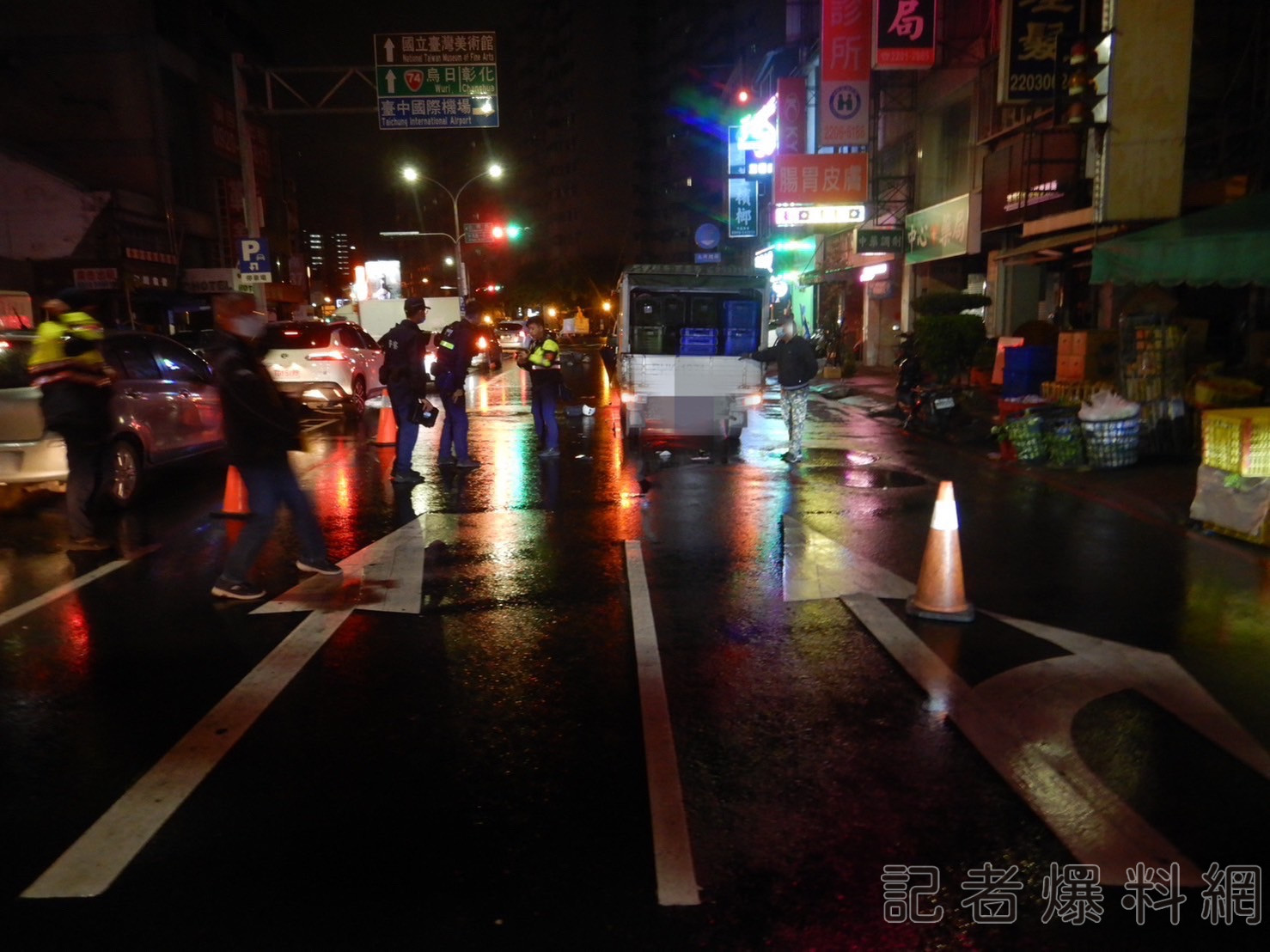 貨車併排臨停害死人! 男子半夜騎車撞上貨車尾送醫不治