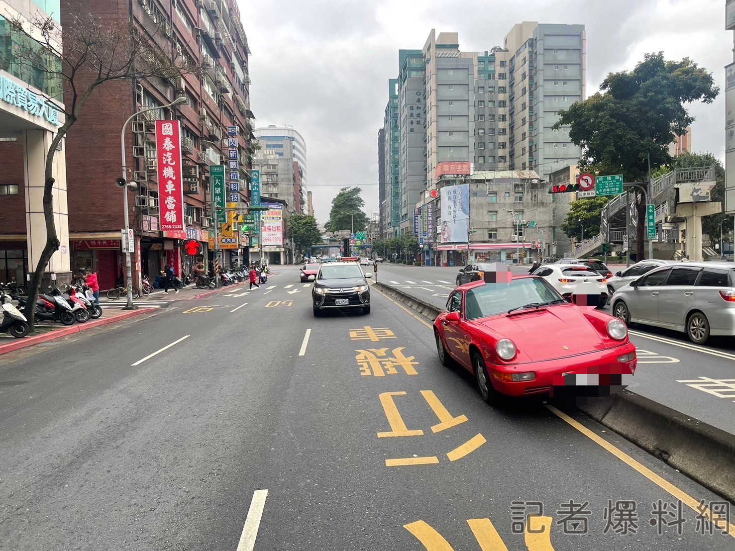 保時捷經典款跑車 左轉疑高速失控衝上分隔島 底盤去了了