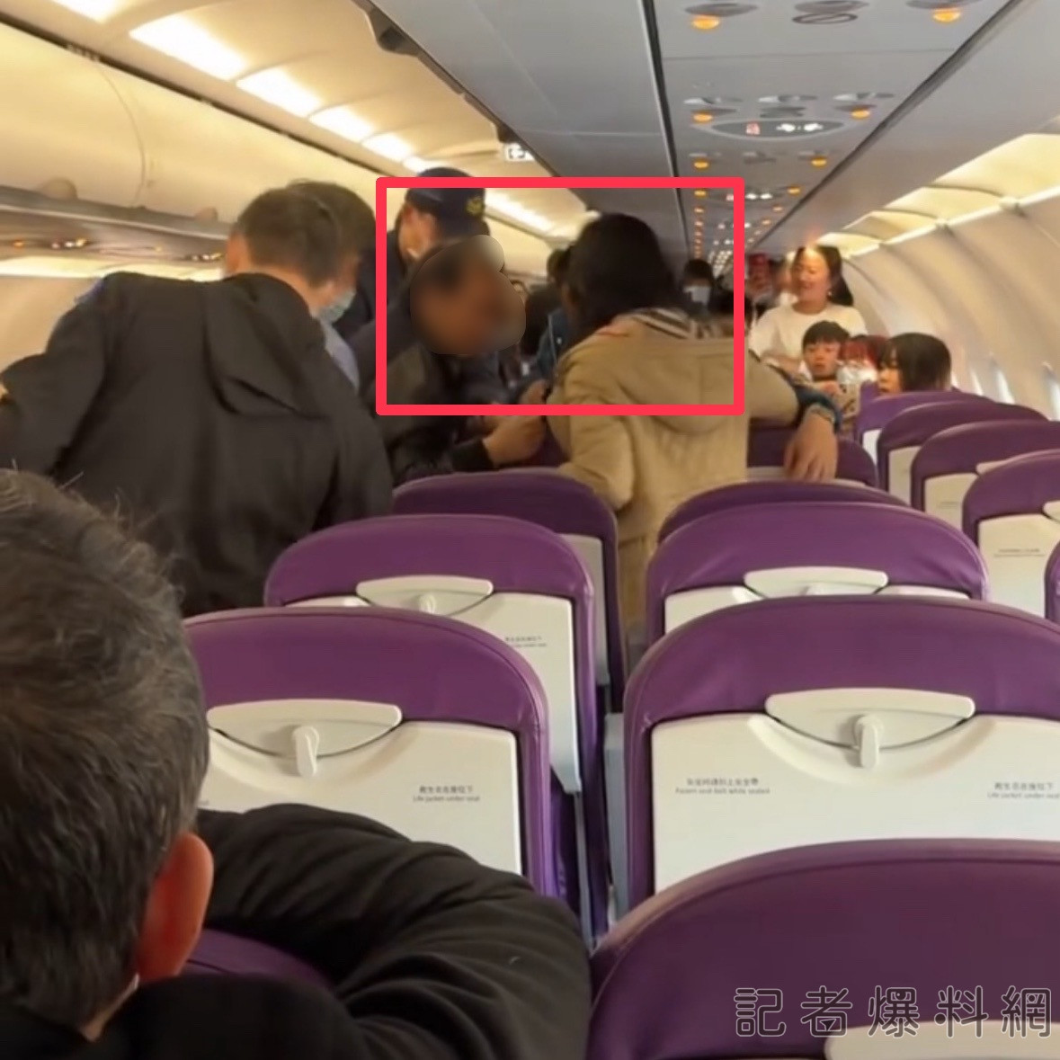 【有片】2怪客大鬧香港快運班機遭拒載 航警強制帶離