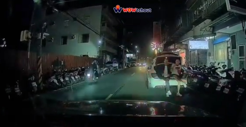 汽車違併排臨停大剌剌坐後車廂吃便當 網:有機會是最後一餐