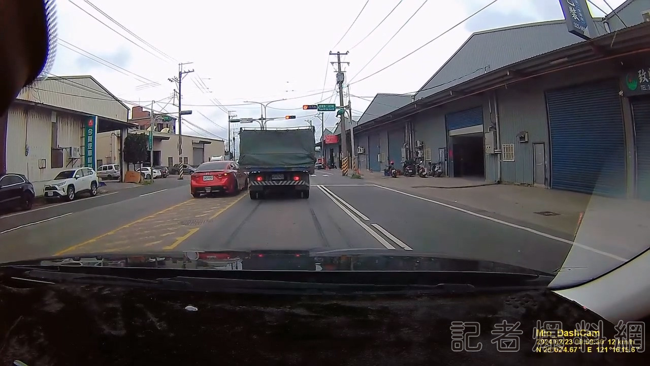 桃園車隊集體闖紅燈!6秒鐘5輛車呼嘯而過 網友:全部檢舉起來