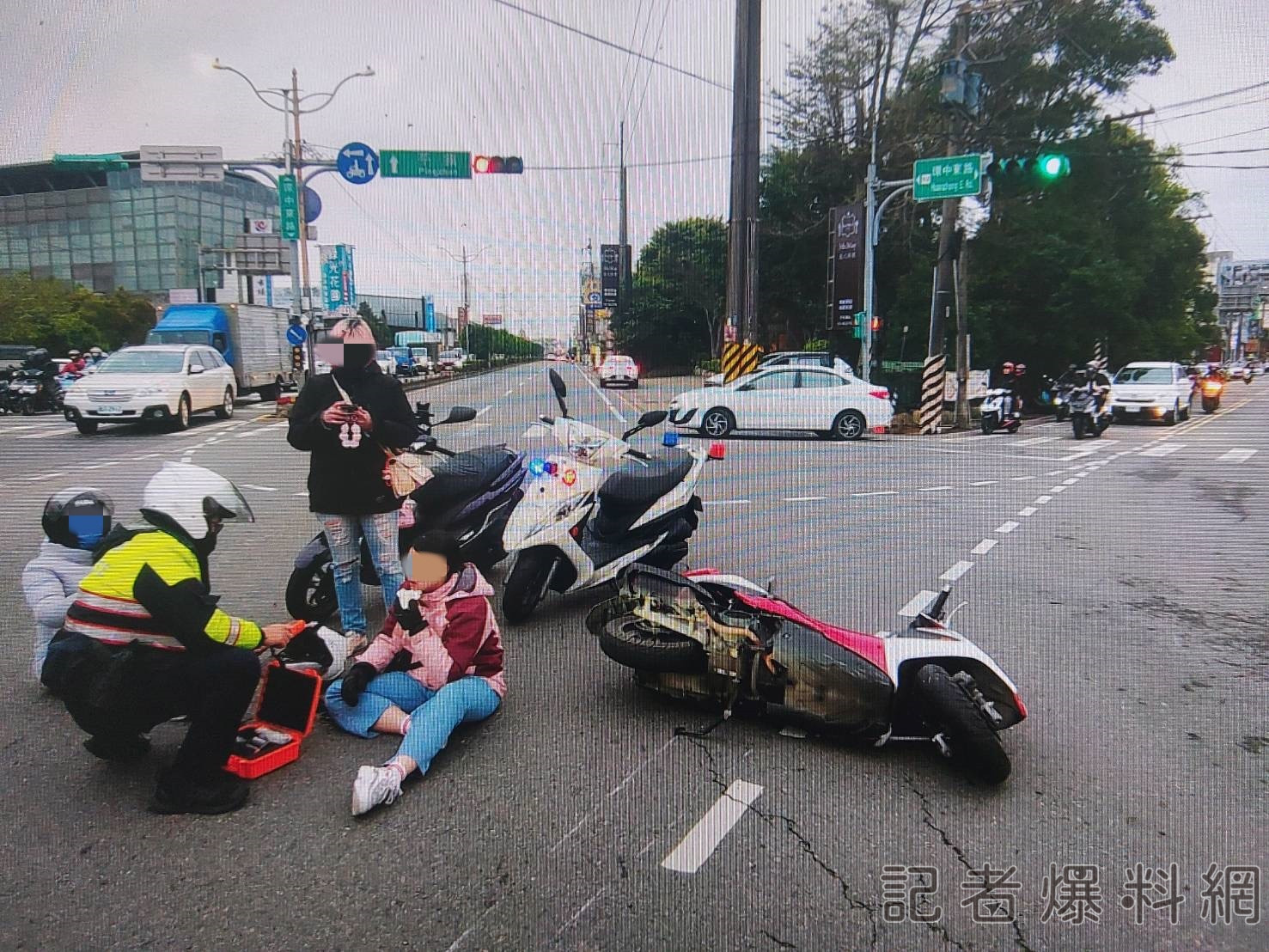 【有片】直行騎士狂衝與左轉車碰撞 目擊騎士看不下去開唸