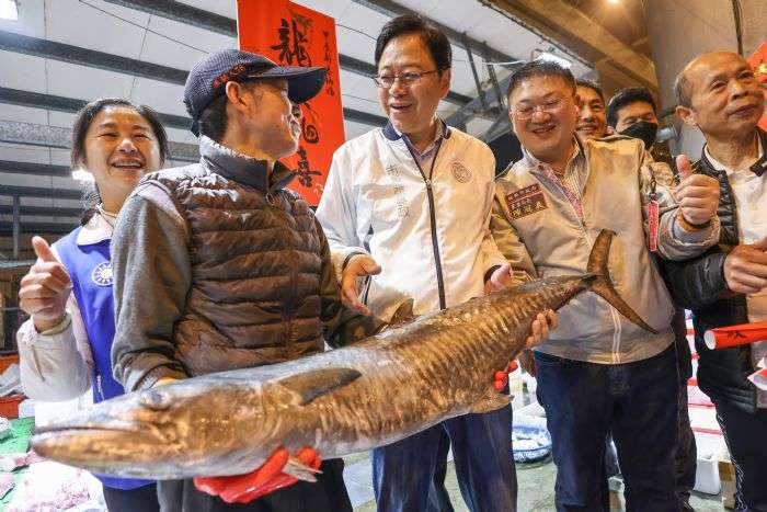 張善政赴批發市場拜早年 關心魚貨、果菜供應量 20240202070123575