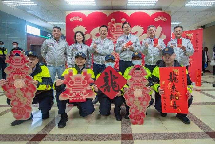 張善政向市府人員、洽公民眾拜年 邀大家到桃園走春討喜氣 20240207154402391