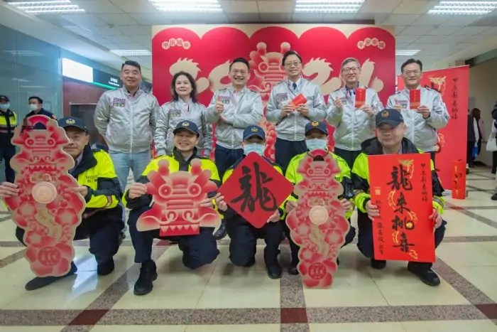 張善政向市府人員、洽公民眾拜年 邀大家到桃園走春討喜氣 20240207154402391