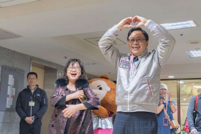 張善政向市府人員、洽公民眾拜年 邀大家到桃園走春討喜氣 20240207154407910