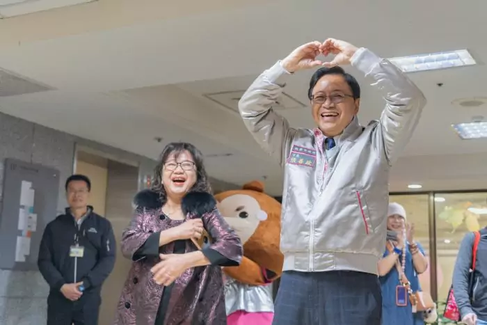 張善政向市府人員、洽公民眾拜年 邀大家到桃園走春討喜氣 20240207154407910