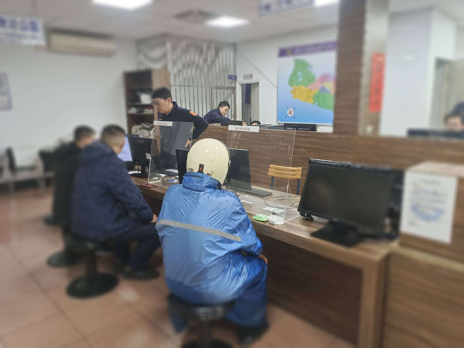 蘆竹分局交警攔查違規竟是失蹤人口 協助聯繫家人報平安 20240208202241087 1