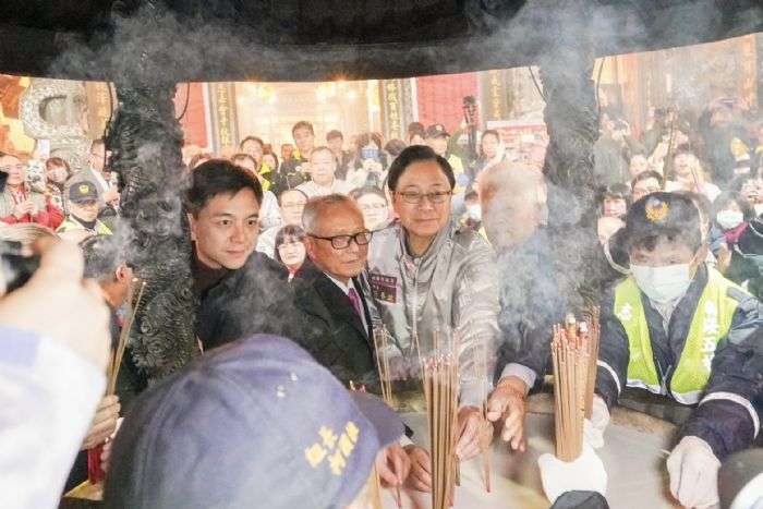 除夕夜拜頭香 張善政與市民朋友一同迎接新年 20240210021937949
