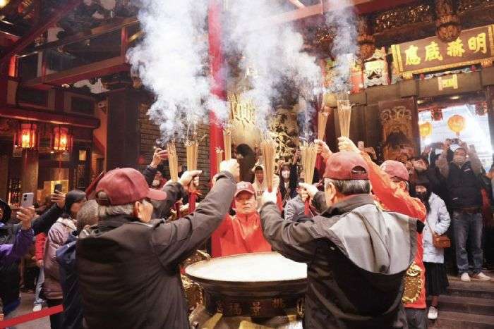 除夕夜拜頭香 張善政與市民朋友一同迎接新年 20240210021942634
