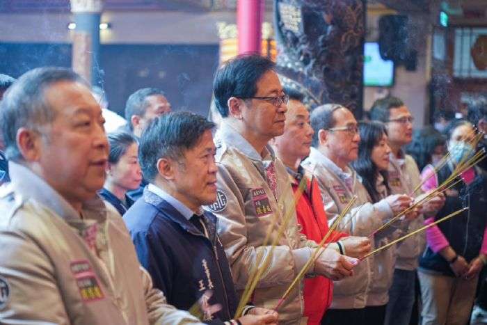 初一走訪9宮廟參香祈福發福袋 張善政祝福鄉親身體健康、闔家平安 20240210184218016