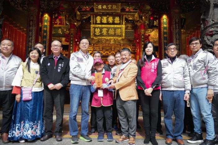 初一走訪9宮廟參香祈福發福袋 張善政祝福鄉親身體健康、闔家平安 20240210184220385