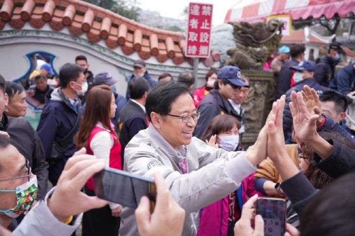 初一走訪9宮廟參香祈福發福袋 張善政祝福鄉親身體健康、闔家平安 20240210184221077
