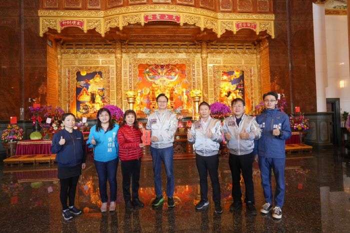張善政與民眾一同參拜 赴9宮廟贈祈福金 20240212163620749