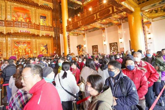 張善政與民眾一同參拜 赴9宮廟贈祈福金 20240212163621747