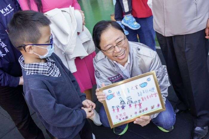 張善政夫妻育德兒童之家送暖 與安置兒少同樂 20240213140719963