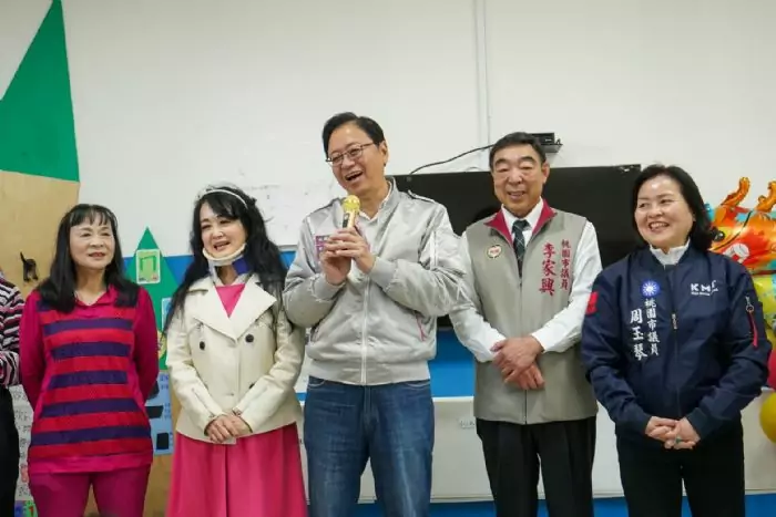 張善政夫妻育德兒童之家送暖 與安置兒少同樂 20240213140720099
