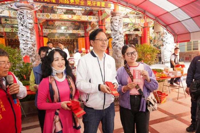 張善政連跑5宮廟發福袋 祈求神明庇佑市民 20240213185014477