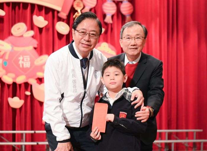桃園新興國際中小學培養學子國際觀 發外幣紅包迎接新學期 20240216150807553