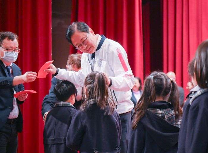 桃園新興國際中小學培養學子國際觀 發外幣紅包迎接新學期 20240216150810593