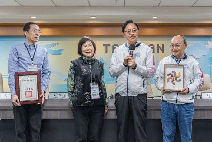 「國家工藝成就獎」首位女性得主 張善政表揚大溪繡藝師粘碧華 20240221131141437