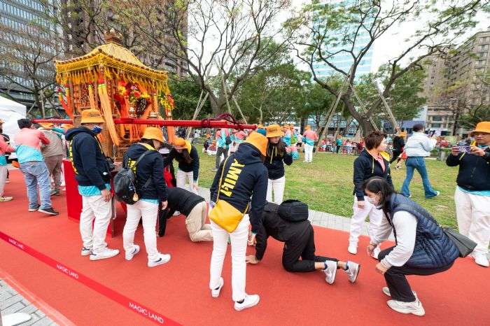 桃園景福宮開漳聖王文化季遶境踩街熱鬧登場 民眾鑽轎底祈福 20240225160952955