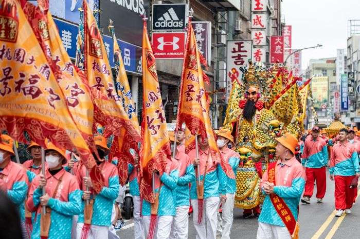 桃園景福宮開漳聖王文化季遶境踩街熱鬧登場 民眾鑽轎底祈福 20240225161007575