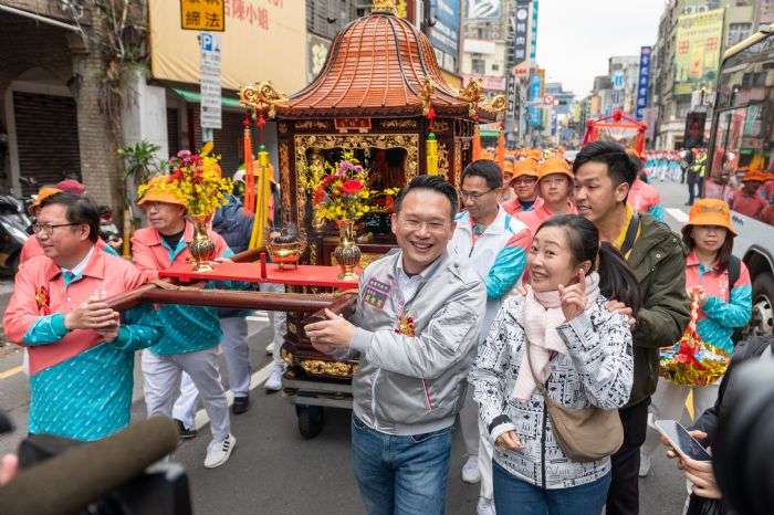 桃園景福宮開漳聖王文化季遶境踩街熱鬧登場 民眾鑽轎底祈福 20240225161014087