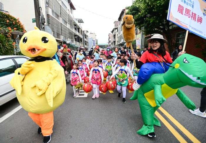 龍潭迎古董接財神嘉年華活動 民眾大展創意踩街添財運 20240225162642640