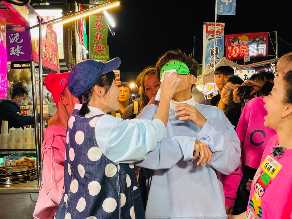 籃籃與楊繡惠脫下鞋襪!阿翔被騙矇眼聞「怎有海鮮的味道」