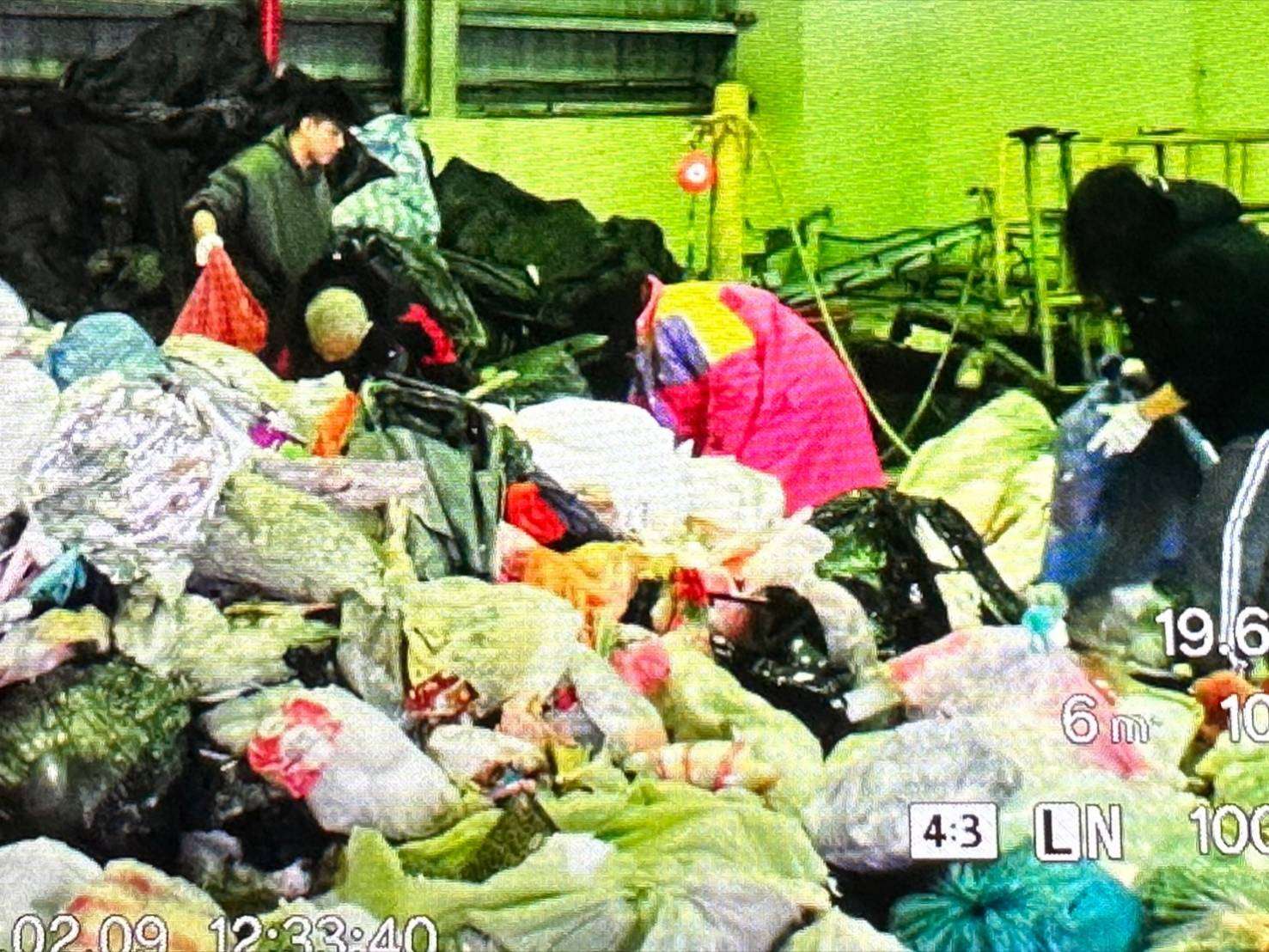 20萬黃金鑽石誤丟垃圾車 桃園環保局翻垃圾堆幫找 結局出爐 2 0