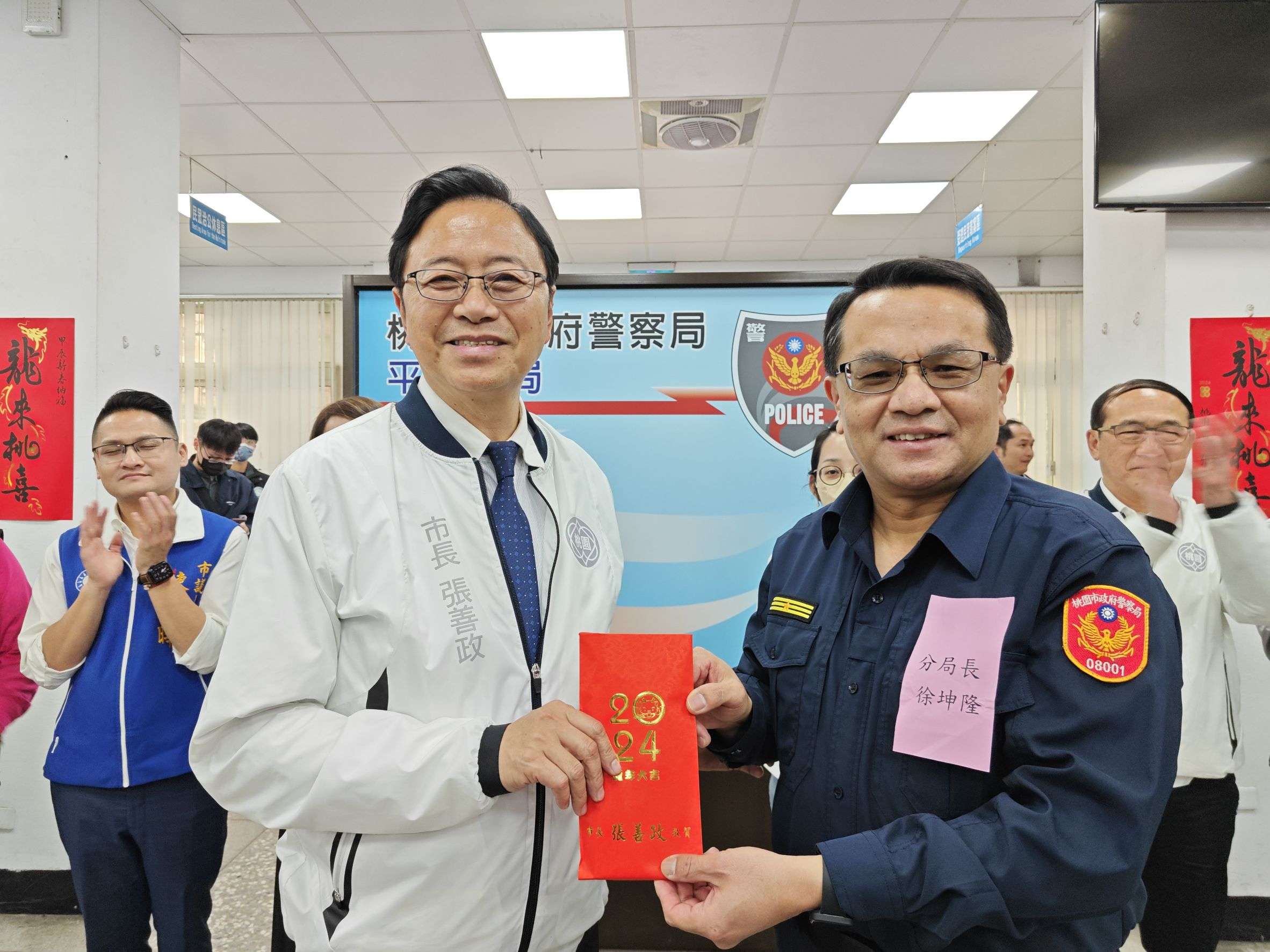 張善政頒發慰問金 感謝平警堅守崗位 300697 0
