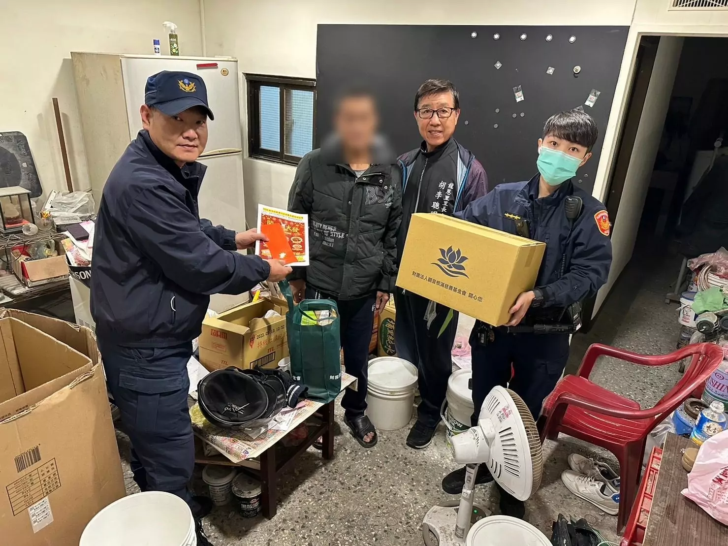 平警攜手里長送暖 弱勢家戶感受社會溫情 301129 0