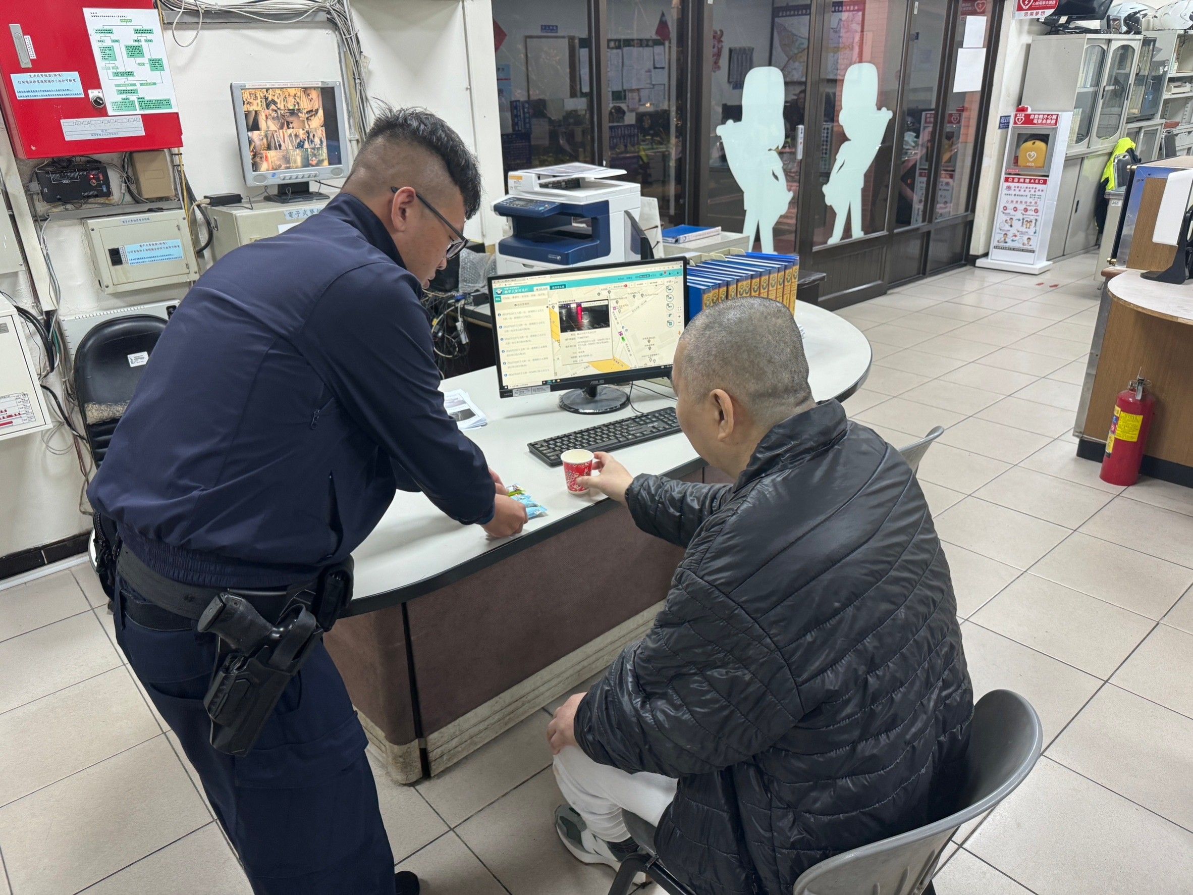 老翁迷路失禁呆坐路旁 熱心平警助他返家 303079