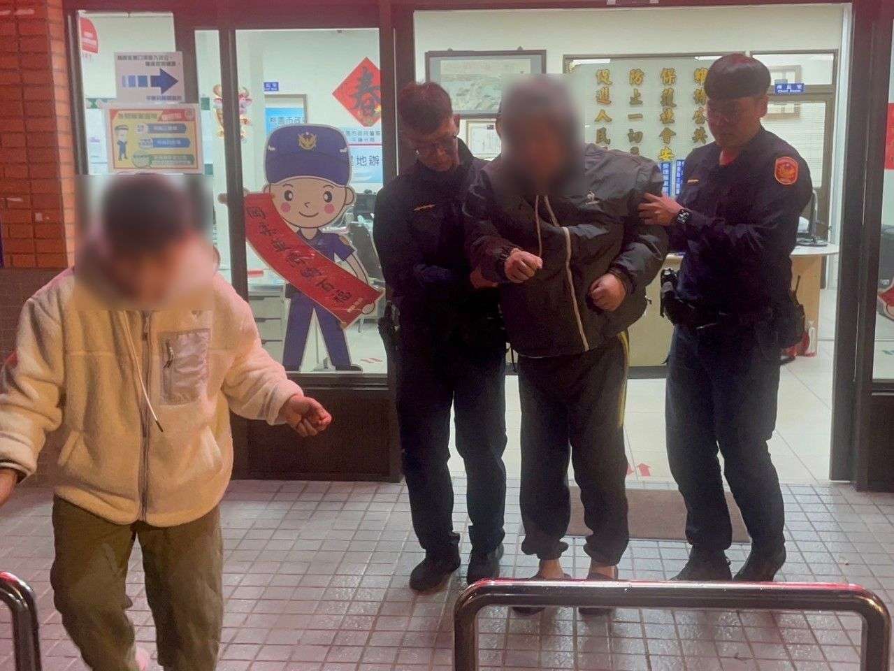 老翁迷路失禁呆坐路旁 熱心平警助他返家 303081