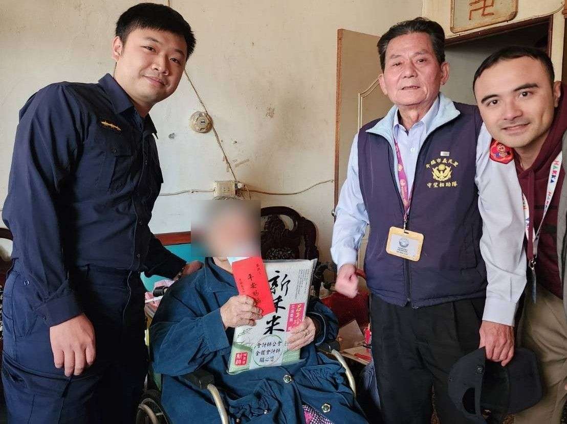 平警揪感心!春節前夕攜手慈善團體關懷弱勢家庭 303725 0