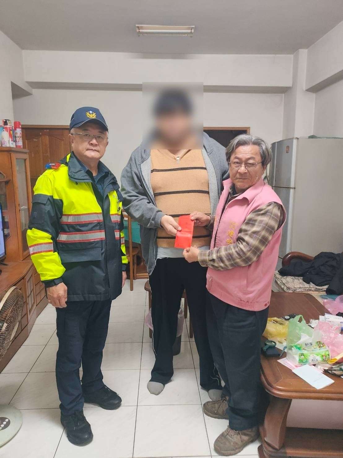 平警揪感心!春節前夕攜手慈善團體關懷弱勢家庭 303726 0