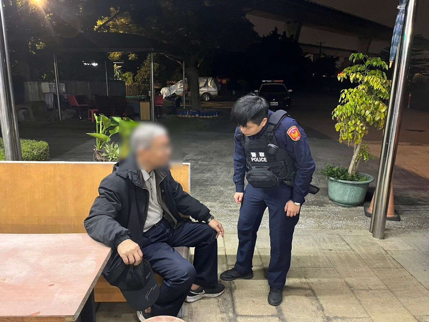 7旬翁深夜躺長椅發抖 平鎮暖警助返家 304391 0